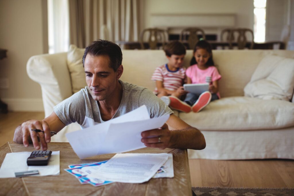 ¿Tengo que pagar la universidad privada de mis hijos?
