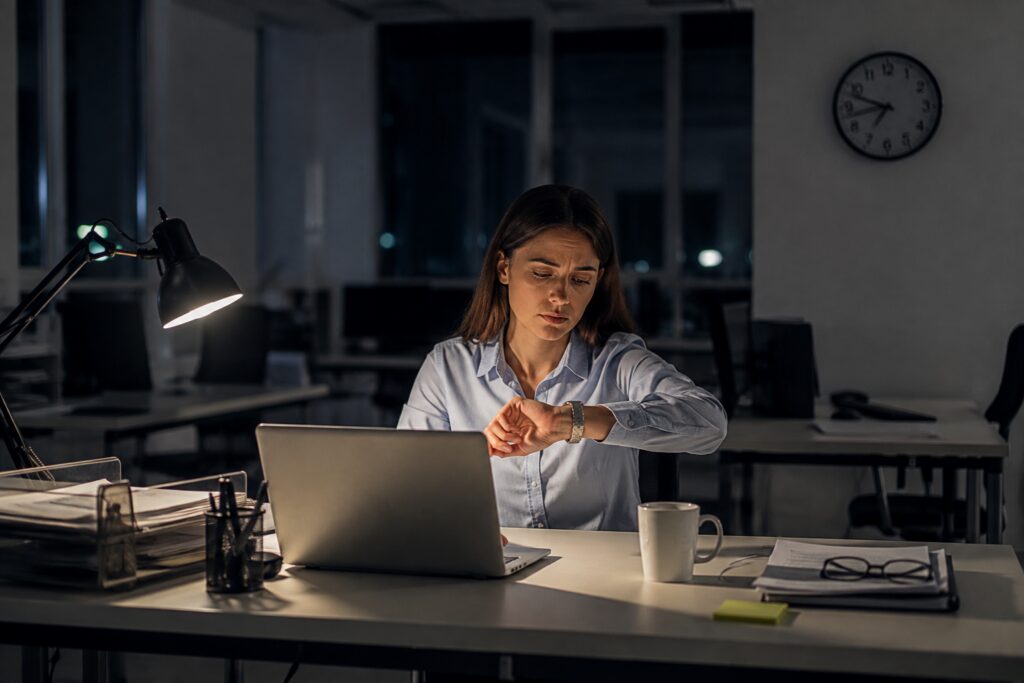 ¿Haces horas extra y no te las pagan? ¿Qué puedes reclamar a la empresa?
