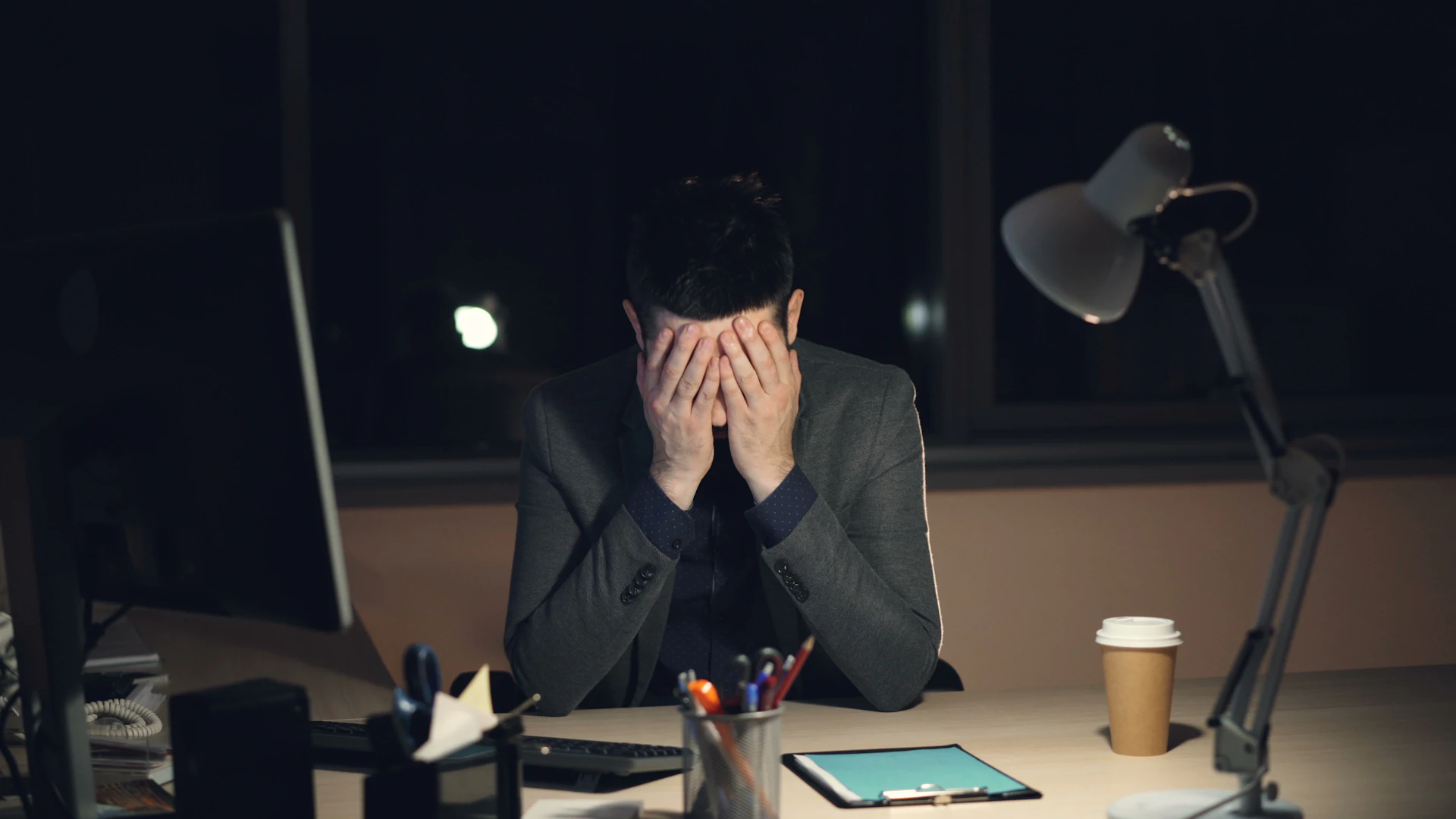 Trabajador agobiado en su puesto de trabajo
